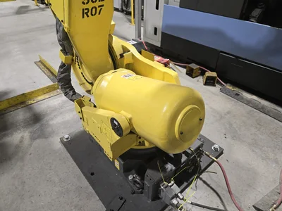 2012 Fanuc Robot R-2000i6 210FS Robotic Arm System w/ Camera System, Pallet Supports, Controllers,