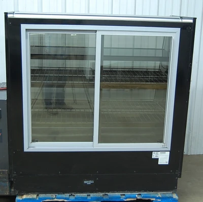 142-0474 Hill Phoenix KBC48D 50” Curved Bakery Display Case