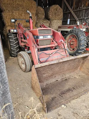 1988 Case International 585 tractor with loader | Iron Listing (6)