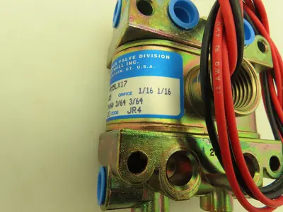 Honeywell Skinner V955LX17 Solenoid Valve 4-Way NC 24VAC 60 Hz 225 PSI 1/4" NPT