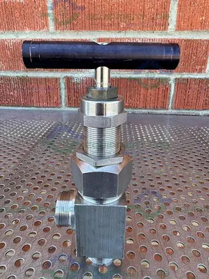 USED SWAGELOK SS-12NRS12-A NEEDLE VALVE 5800 PSI W/ 1" THREADED FITTING