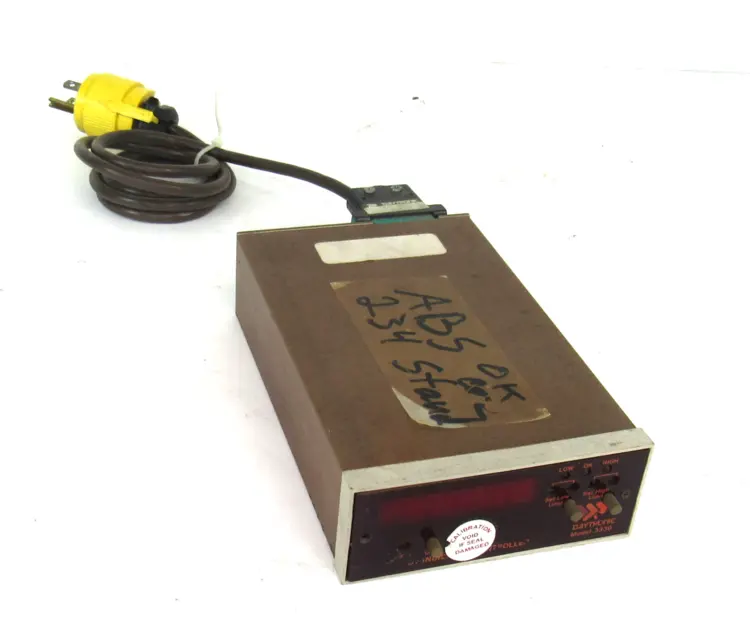 Used DAYTRONIC 3330 Temperature Controls | Industrial Parts R Us Inc. #360709