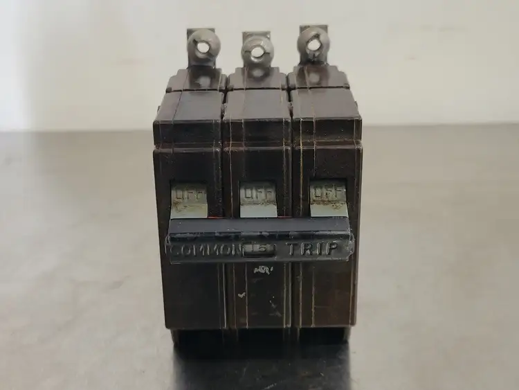 Used CUTLER-HAMMER CHB315 Switchgears British Columbia CA | Lenmark #241589