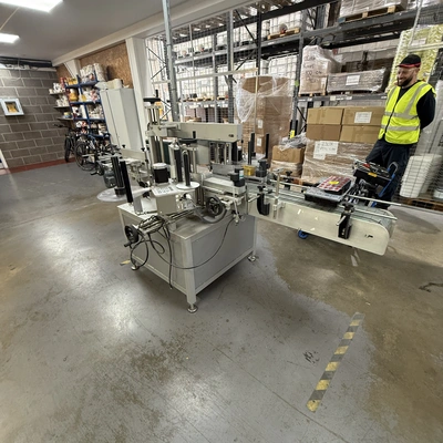 Attwell twin head labeler type MO-3000 to labler 5L containers