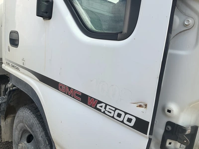 USED 2006 GMC W4500