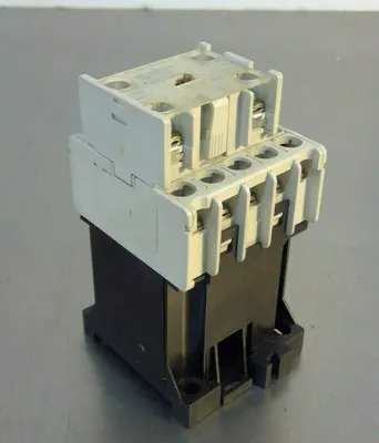Mitsubishi Electric - SD-Q11 Magnetic Contactor / UQ-AX2 Aux Contact Block 4D