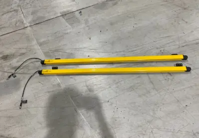 USED KEYENCE SAFETY LIGHT CURTAIN SET, FINGER-PROTECTION TYPE, 127 OPT. AXES