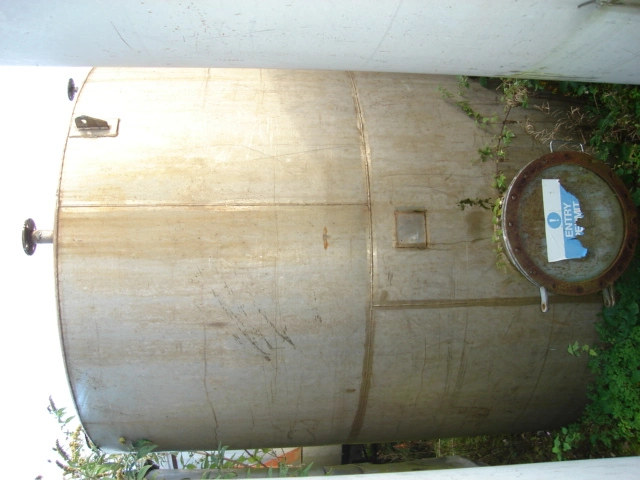 8800 L S/S Vertical Enclosed Tank