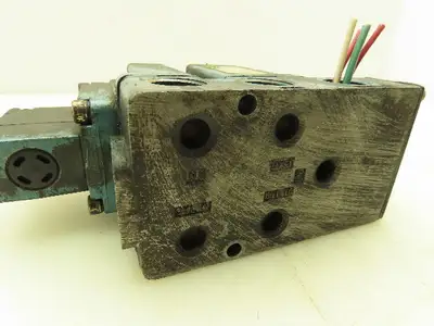 MAC 6521B-211-PM-111DA Pneumatic Double Solenoid Valve 4/2-Pos 120V w/Sub-Base