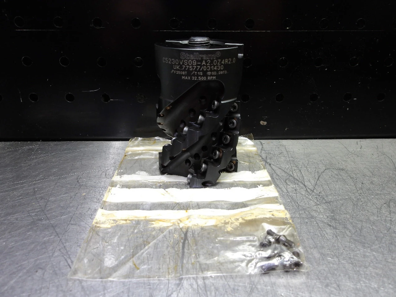 Stellram 2" 4 Flute Milling Cutter 1" Arbor C5230VS09-A2.0Z4R2.0 (LOC2621)