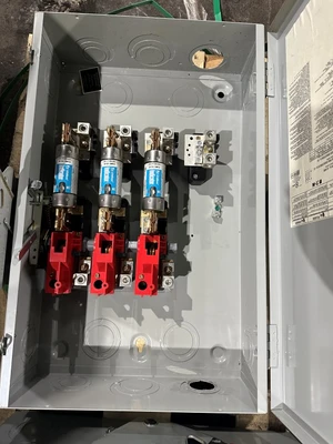 EATON 200AMP FUSIBLE DISCONNECT W/ FUSES