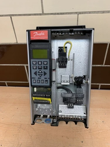 Danfoss VLT6008 Drive GT4CN1STR3DLF00A00C0 5.5kW/7.5Hp 380/460VAC Garantie