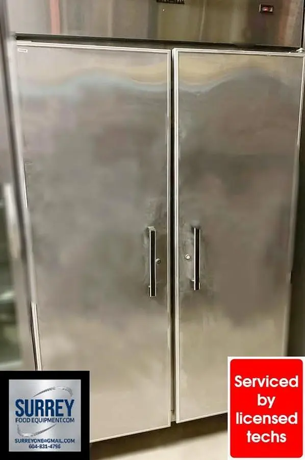 Solid door upright refrigerator