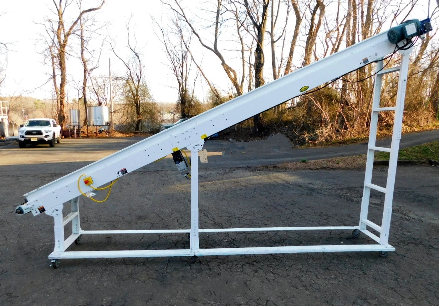 USED HYTROL INCLINED CONVEYOR PC