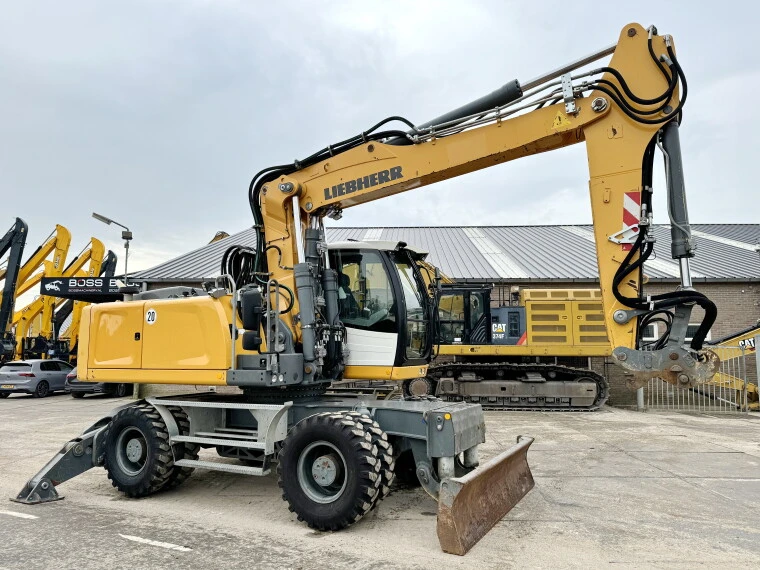 USED 2018 Liebherr A924