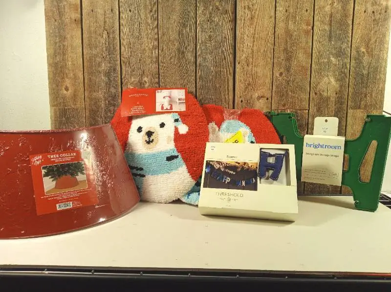 Lot of Christmas (tree collar, etc.)