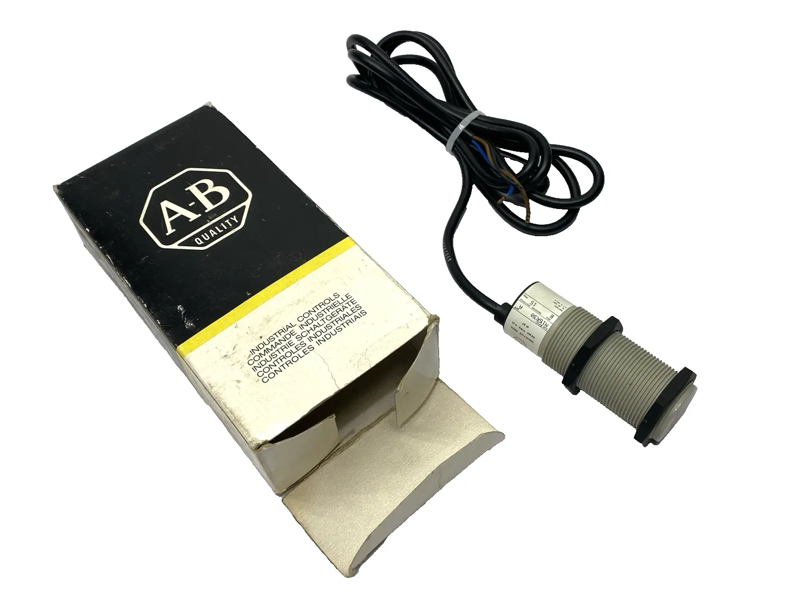 817C-N15R30 Ser. A | Allen Bradley  Cylindrical Inductive Proximity Sensor Rev. B - New Other
