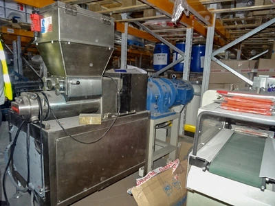 Samfull S/S extruder with horizontal form fill and sealer