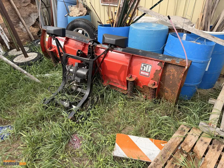 Used WESTERN UNIMOUNT 8'6" V-PLOW WITH MOUNTING BRACKETS Plow Blades Michigan US | Miedema Asset Management Group #1424733