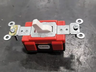 NEW LEVITON M1221-W