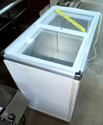 72-0439 MMI XS-160YX Self Contained Chest Cooler