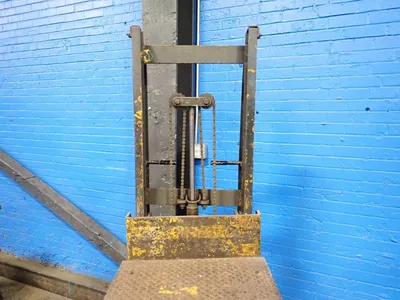 Straddle Stacker