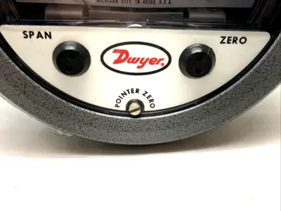 605-30 | Dwyer Instruments  Magnehelic Indicating Transmitter 11psi Range 0-30" w.c - Used