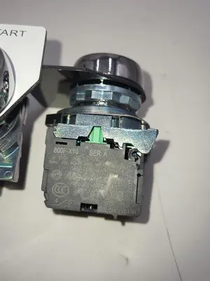 USED ALLEN-BRADLEY ALLEN BRADLEY GREEN PUSH BUTTON 800FM-LE3 CONTACT BLOCKS 800F-X10 & 800F-N3W