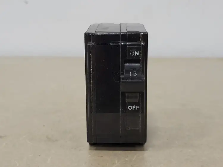 Used SQUARE D QO215 Switchgears British Columbia CA | Lenmark #239953