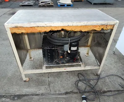 USED LIPSTICK CHILL TABLE 22 X 47