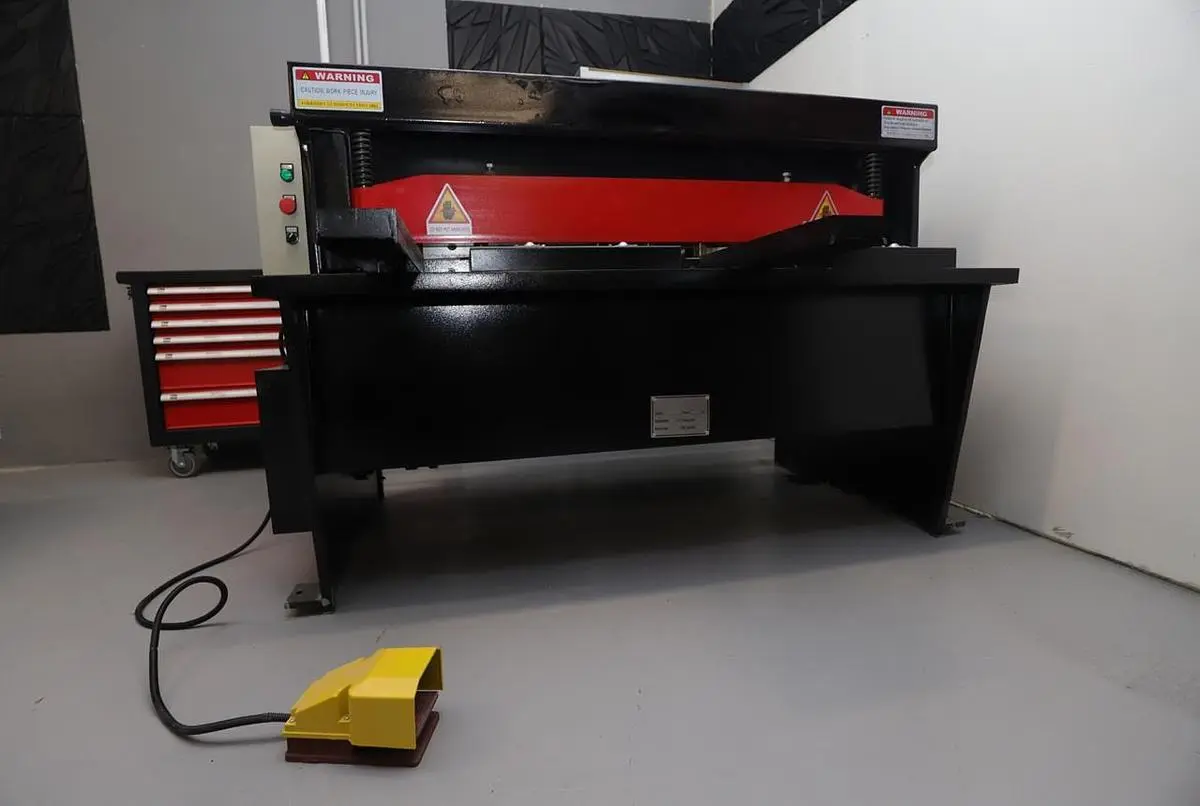 Used 2024 LONGBOW MACHINERY MANUFACTURING CO., LTD. Q11-3X1300 Power Squaring Shears (Gauge) CZ | Amaron s.r.o. #1061596
