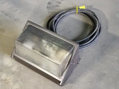 USED LITHONIA LIGHTING TWR2-250M-120-347-LPI-CSA
