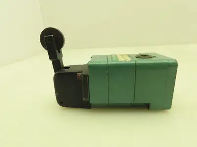 Aro 5232-05-3 Pneumatic Air Limit Switch Valve 3 Way Roller Arm 3/8" NPT
