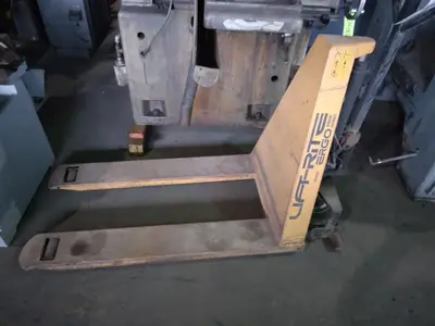 3000 LB CAPACITY LIFT RITE ELECTRIC PALLET JACK. STOCK # 0640523.