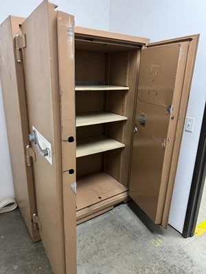 2-1/2 Hour Rate Fire Proof Heavy Duty Safe 47 x 27 x 70 Made in Japan