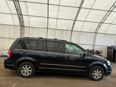 USED 2009 CHRYSLER TOWN AND COUNTRY
