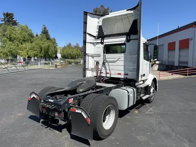 USED 2022 VOLVO VNR42T300