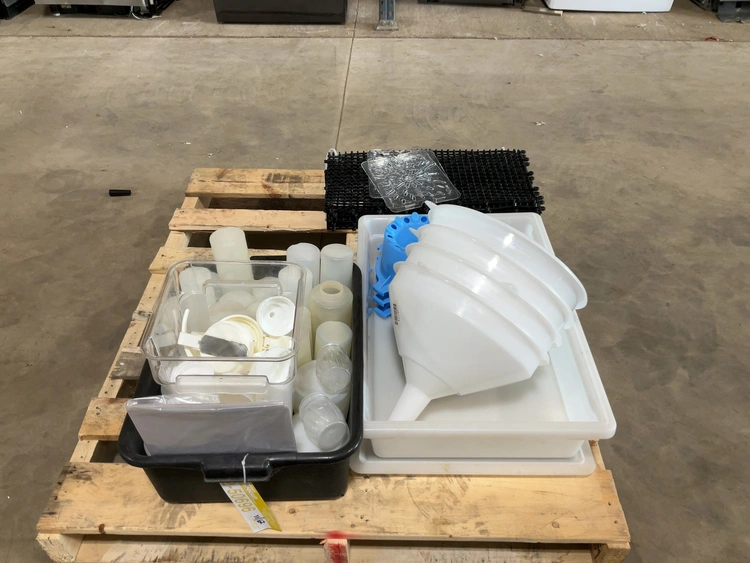 Used MIXED LOT OF PLASTIC RESTAURANT EQUIPMENT Restaurant Storage Containers Michigan US | Miedema Asset Management Group #1761523