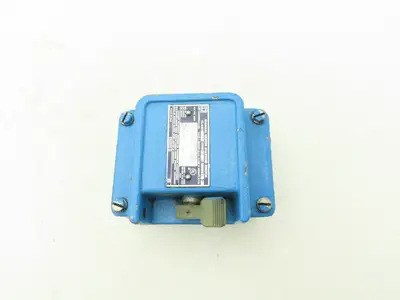 Square D 2510-KR-2H Manual Motor Start Switch Type 4 Watertight 10HP 600V 3PH