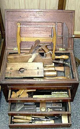 8283-385 ANTIQUE WOODWORKERS WOOD TOOL BOX WITH TOOLS