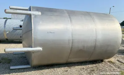 Used 3,400 Gallon (14,000 Liter) Vertical 304 Stainless Steel Tank