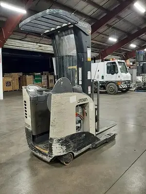 USED 2006 CROWN RR5210-35