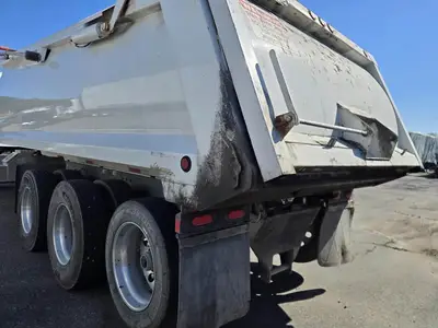 USED 2023 PETERBILT 567