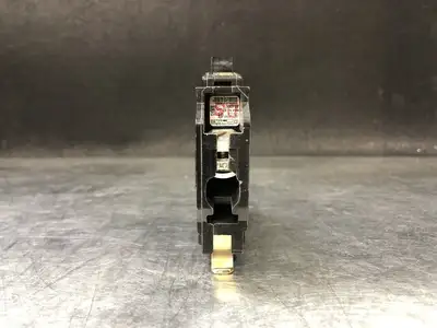 NEW SQUARE D QOB140