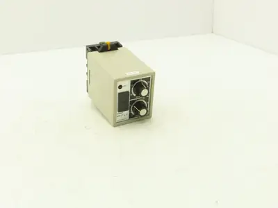 Omron SDV-FL6 Voltage Sensor Safety Monitor Relay 110 VAC W/Socket Base