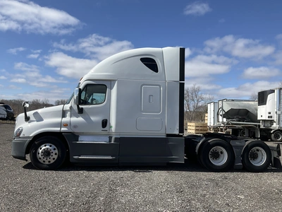 USED 2016 FREIGHTLINER CASDCADIA