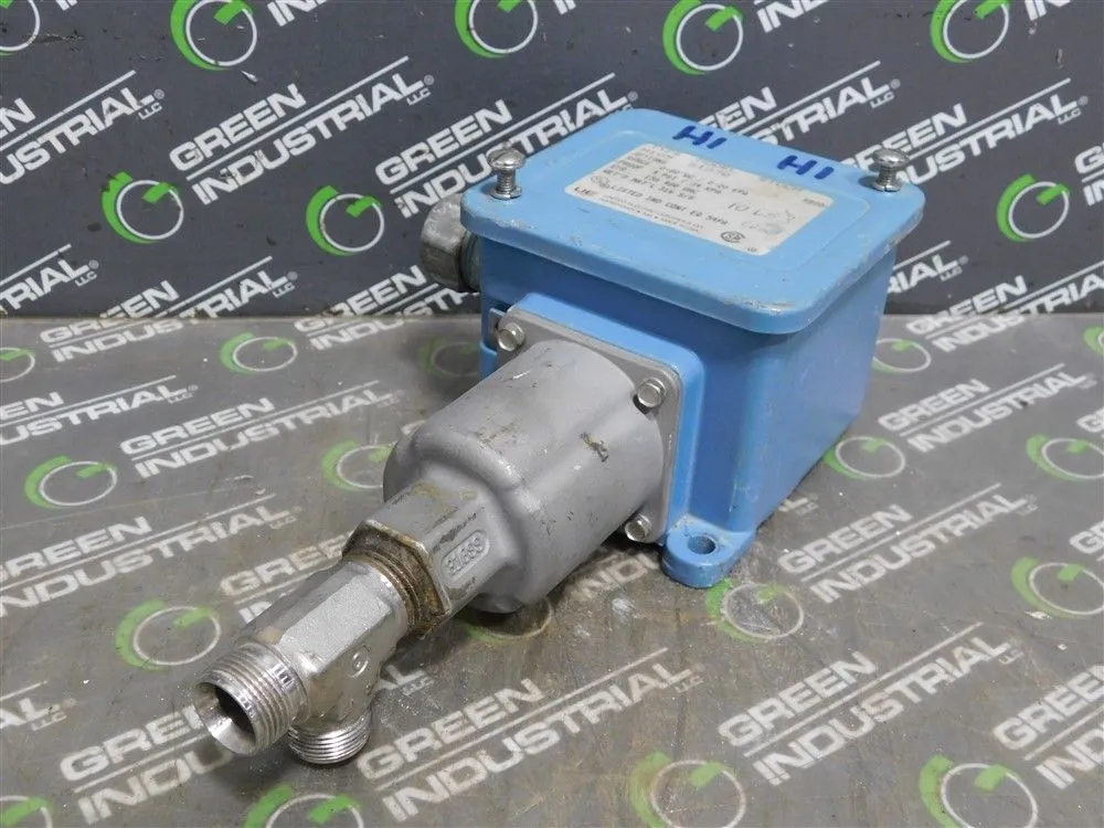 United Electric H105-S137B Pressure Switch 15A 480VAC 5 PSI 34KPa Used