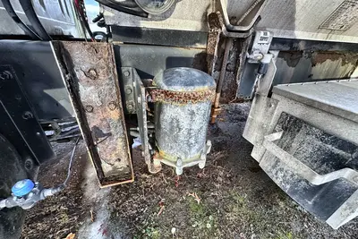Used 2000 INTERNATIONAL 4900 DT466E Fuel & Lube Trucks Pennsylvania US | Proxy Equipment #1385352