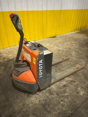 4,500 LBS TOYOTA 8HBW23 ELECTRIC PALLET JACK: YOBRO #24339