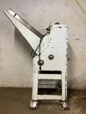 152-0653 Oliver 797 Bread Slicer